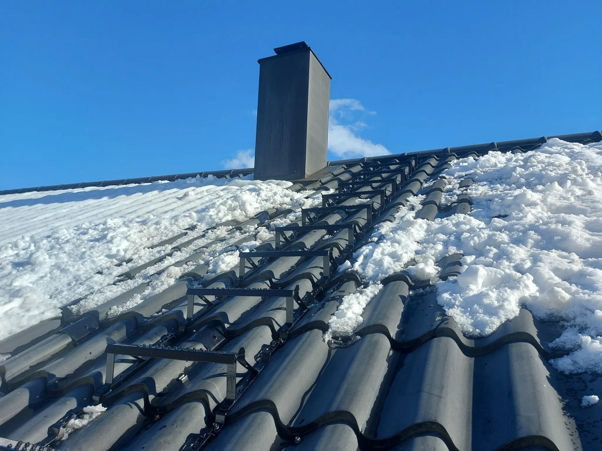 Lobas stigetrinn montert på platetak i vinterforhold i Orkanger