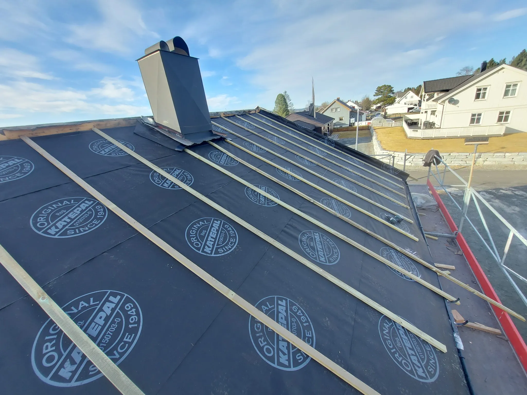 Legging av nytt tak og undertak på Sandmoen