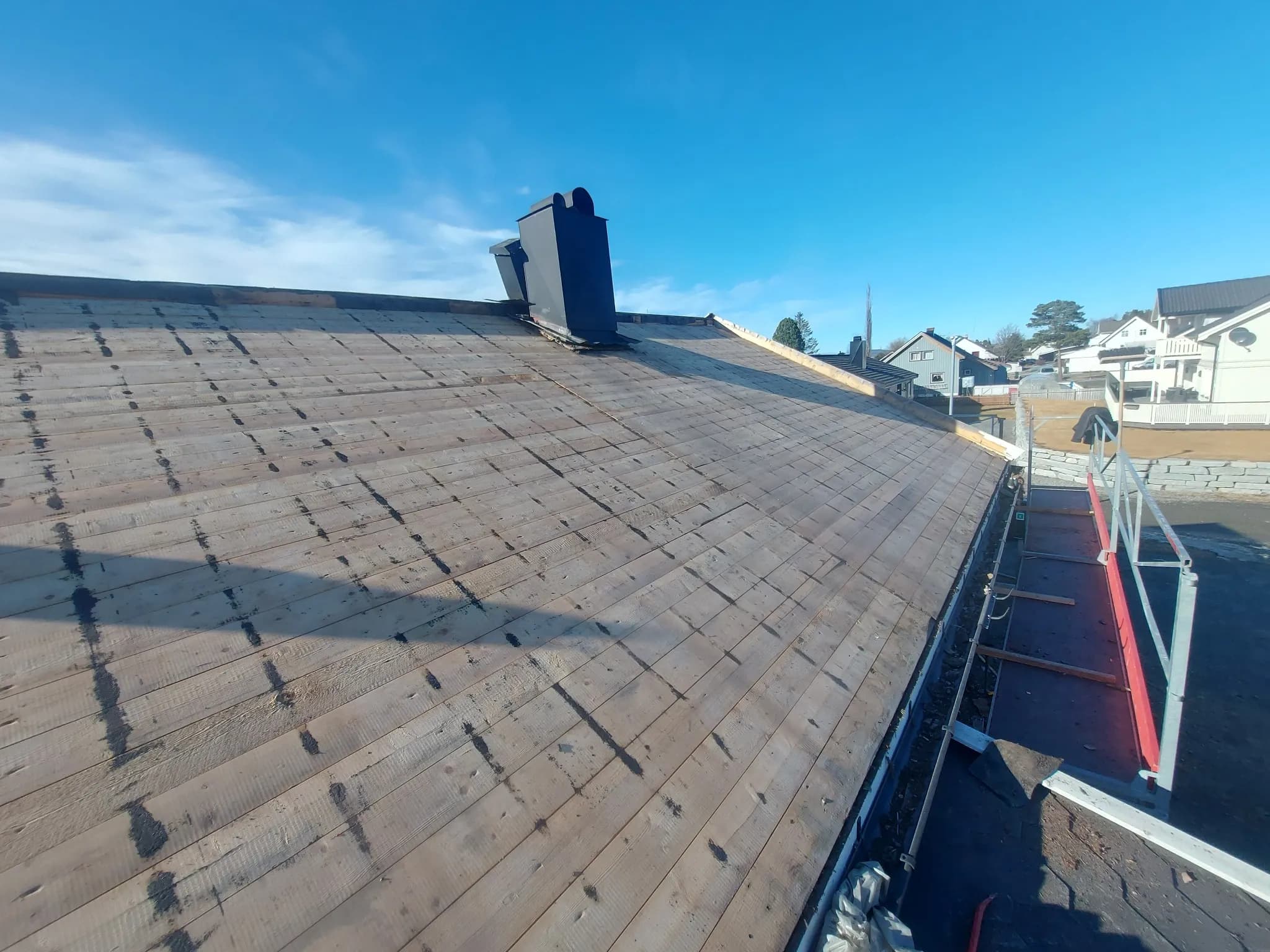 Gammelt tak revet og klart for nytt tak på Sandmoen