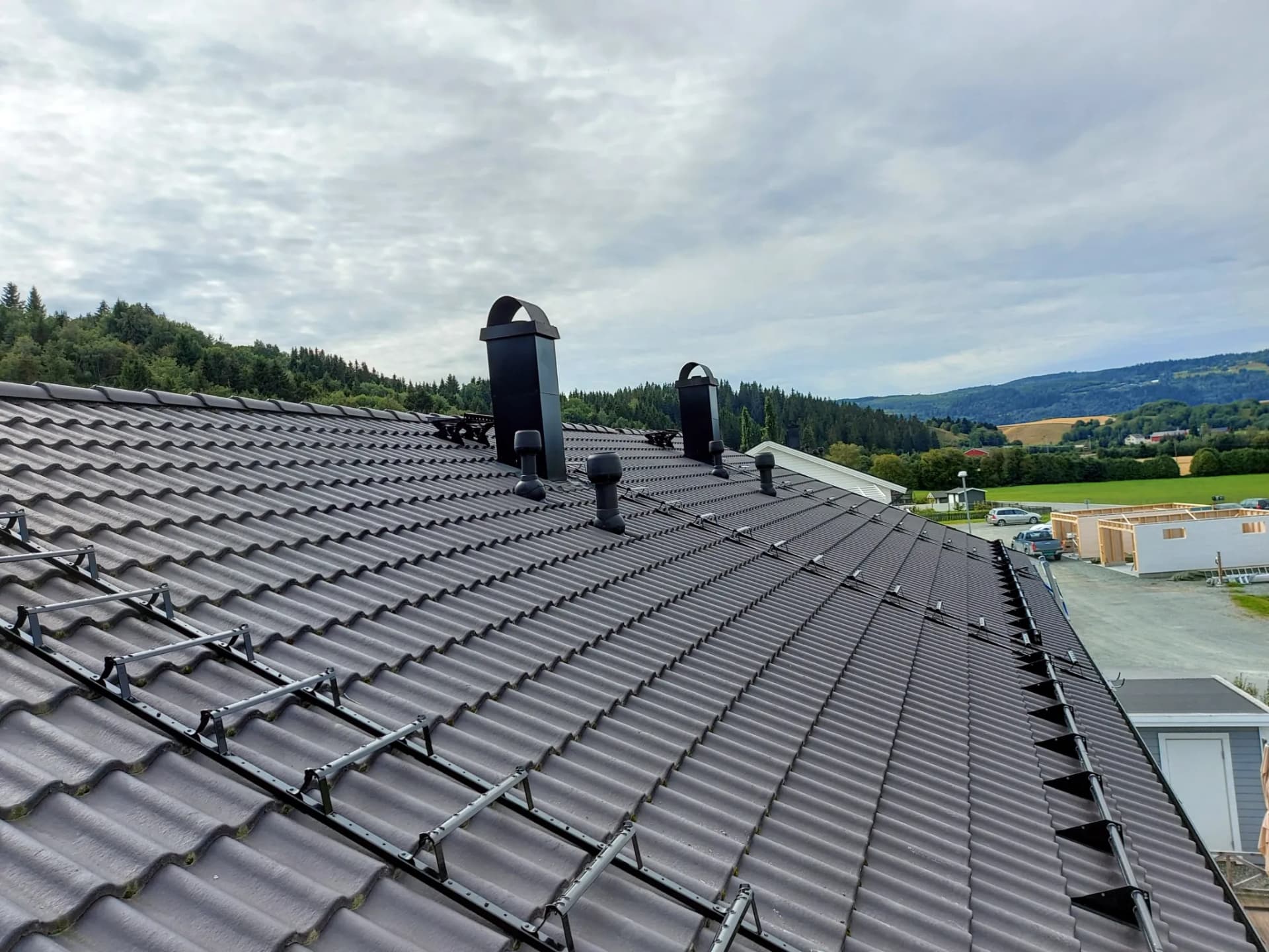 Montert takstige på tak i Trondheim