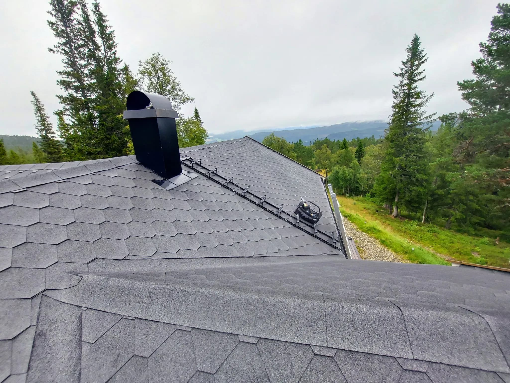 Lobas takstige montert på shingel og papptak i Singsås