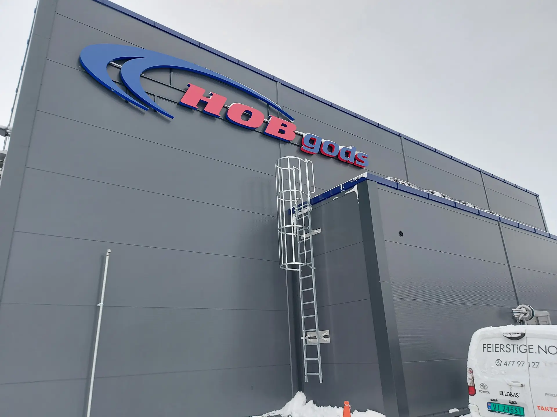 Adkomststige for personell ved varmepumpe på næringsbygg